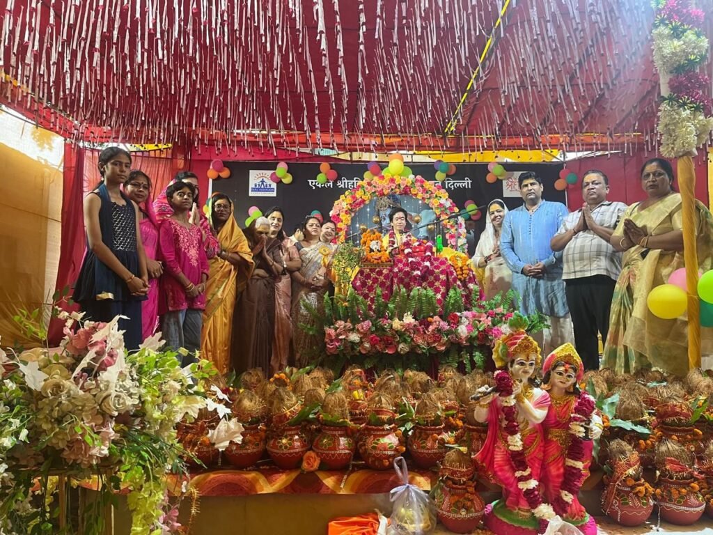 भगवान श्री कृष्ण ने छोटी उंगली पर उठा लिया गोवर्धन पर्वत