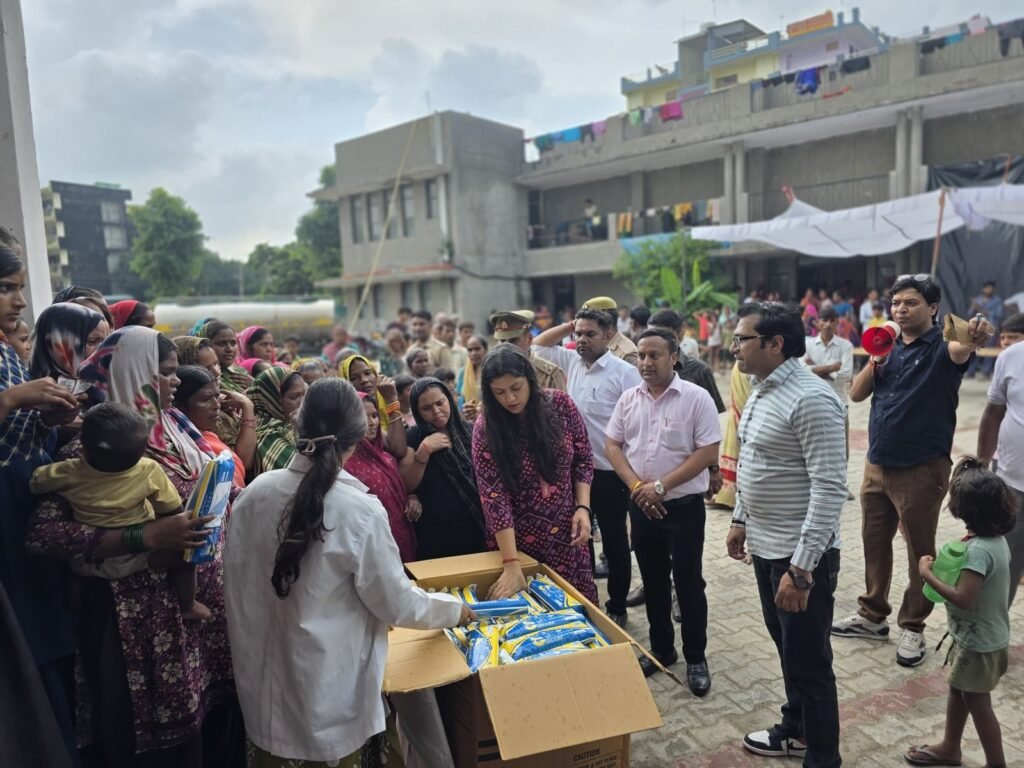 डीएम मेघा रूपम की मौजूदगी में रोटरी क्लब ने बाढ़ पीड़ितों की मदद