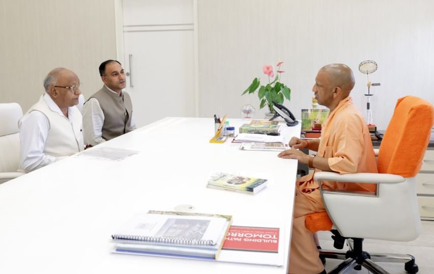 सीएम योगी आदित्यनाथ से पिता संग मिले आईआईएमटी समूह के एमडी डॉ. मयंक अग्रवाल