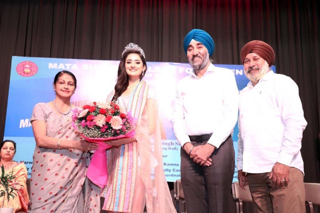 मिस यूनिवर्स मनिका विश्वकर्मा को माता सुंदरी कॉलेज ने किया सम्मानित